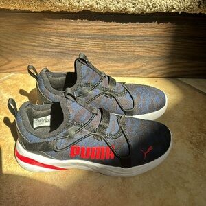 NWOT Boy puma sneaker 13.5